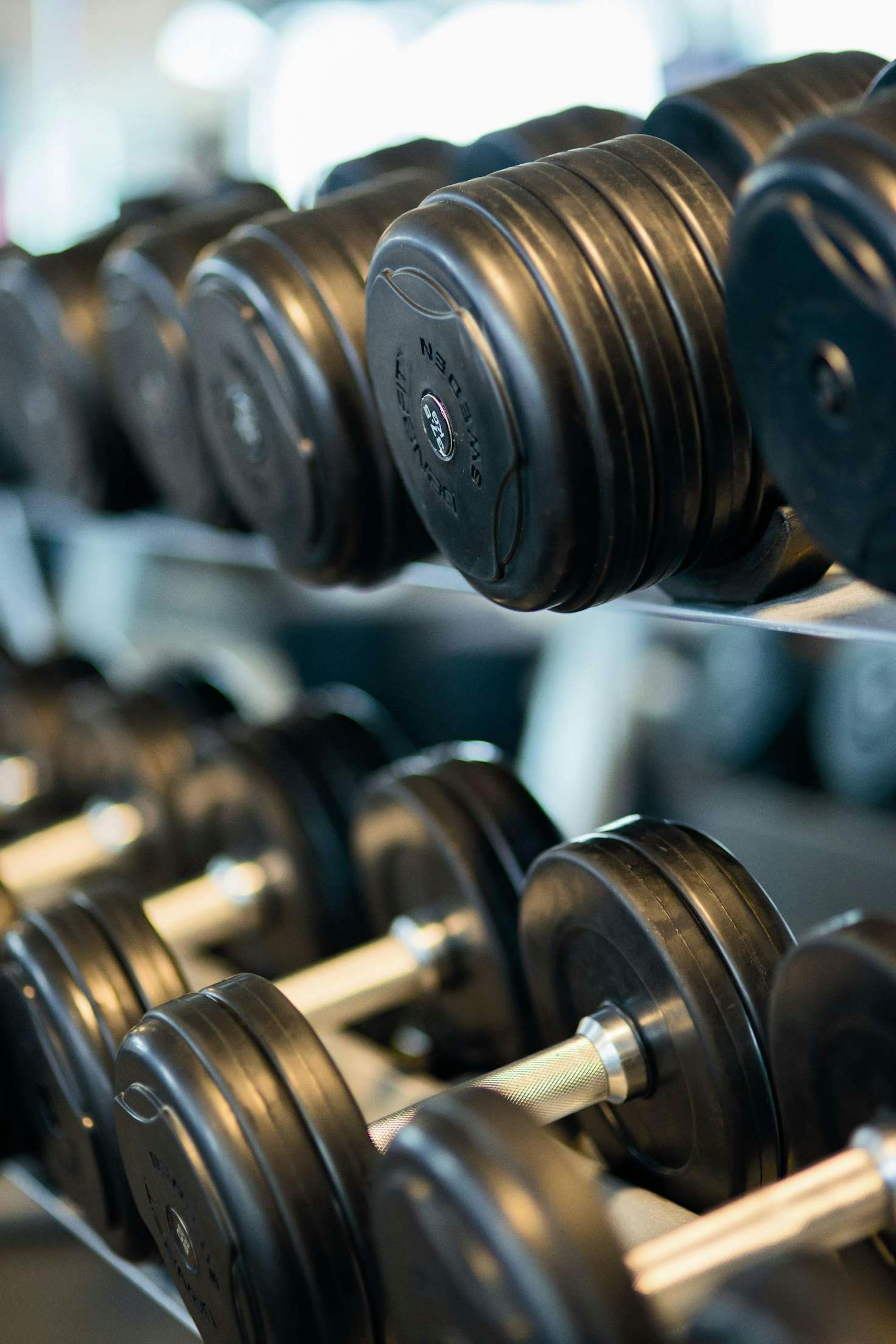 Dumbbells op een rek in de sportschool - foto Pixabay