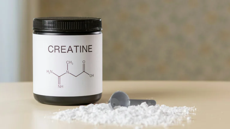 Pot creatine poeder met een schepje en poeder op het aanrecht